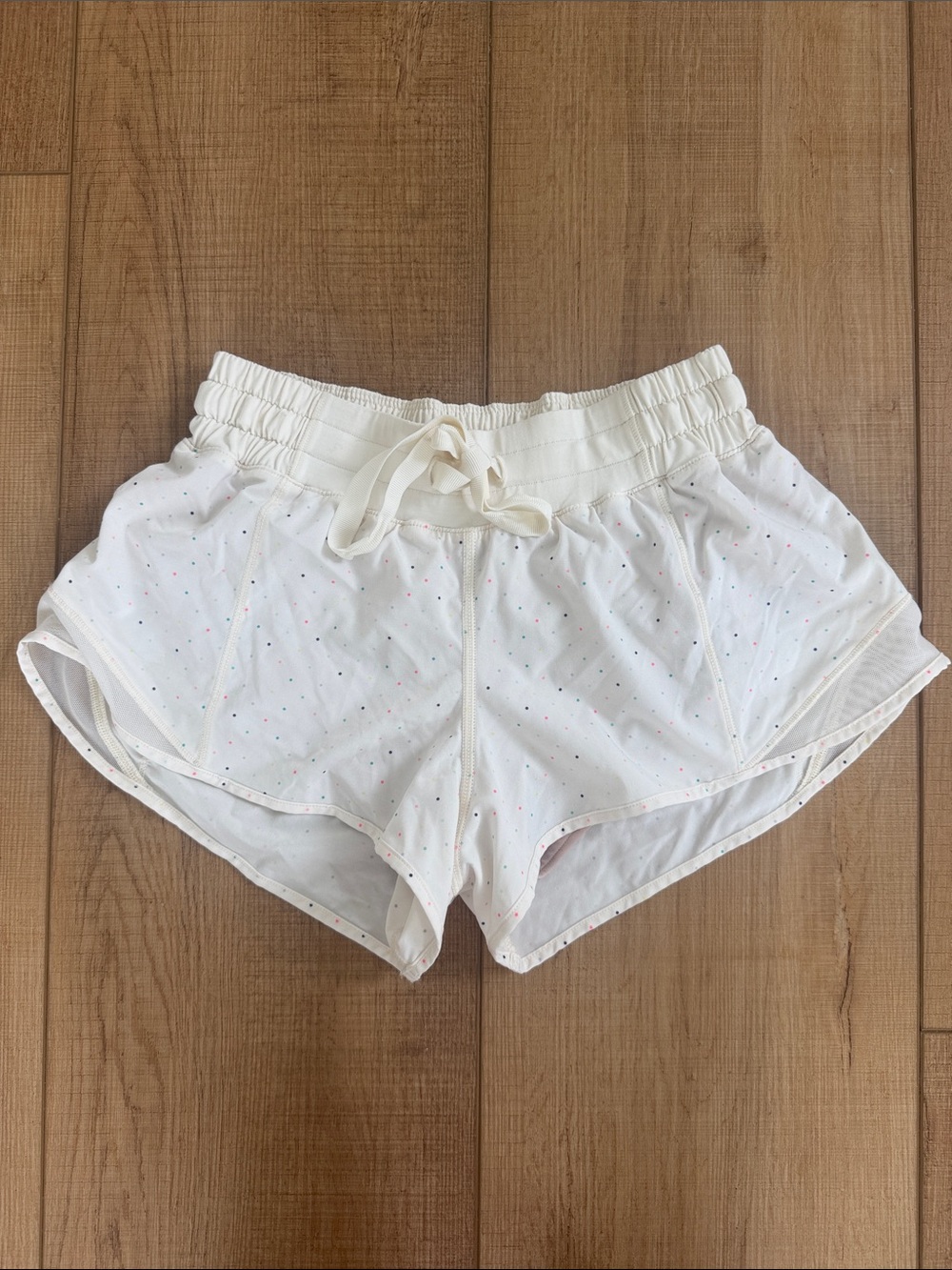 Lululemon rare Hotty toddy 2.5 inch White Polka Dot Athletic Shorts Size 4